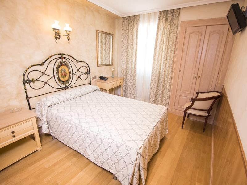 HABITACIÓN DOBLE MATRIMONIO  Hotel Julia Aranda de Duero Aranda de Duero HABITACIÓN DOBLE MATRIMONIO  Hotel Julia Aranda de Duero Aranda de Duero