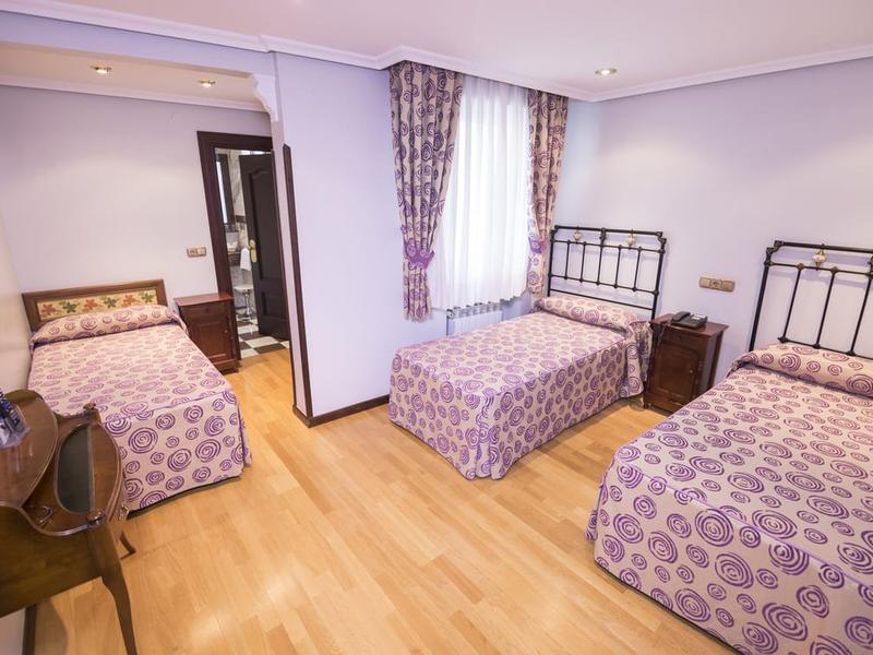 HABITACIÓN TRIPLE Hotel Julia Aranda de Duero Aranda de Duero HABITACIÓN TRIPLE Hotel Julia Aranda de Duero Aranda de Duero