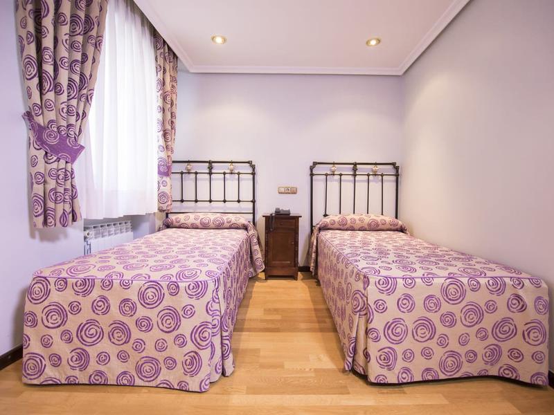 HABITACIÓN TRIPLE  Hotel Julia Aranda de Duero Aranda de Duero HABITACIÓN TRIPLE  Hotel Julia Aranda de Duero Aranda de Duero